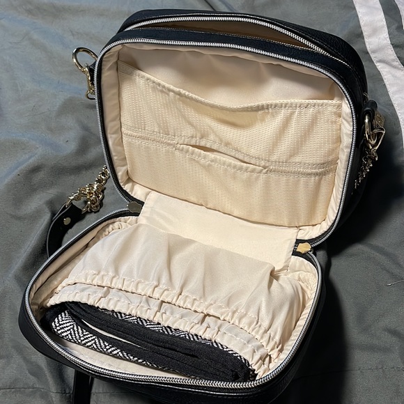 Itzy Ritzy crossbody diaper bag - black - Picture 4 of 6